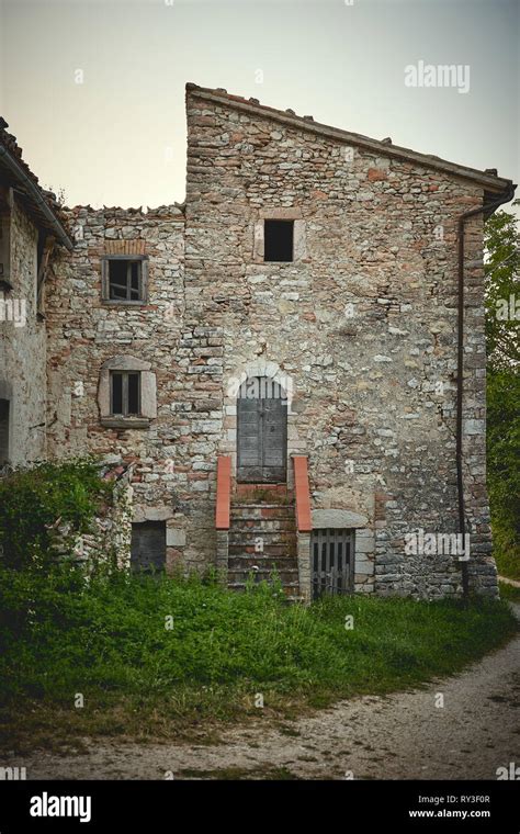 Abandoned house italy door hi-res stock photography and images - Alamy