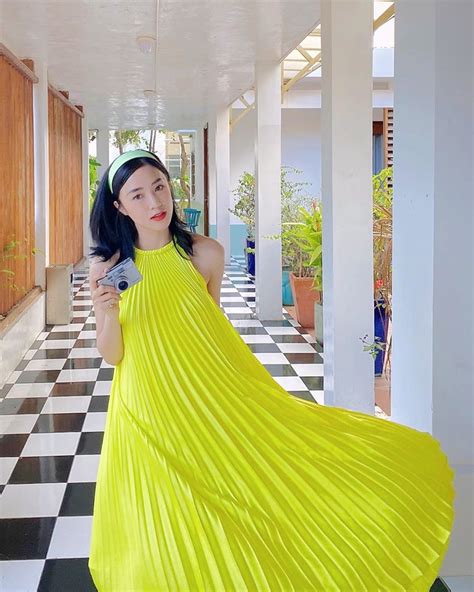 Sao Việt đua nhau diện đầm cổ yếm hot hit được lăng xê nhất hè này