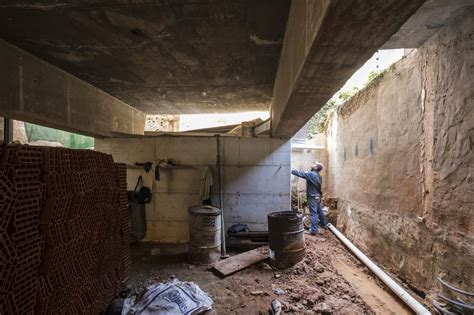 Edificio De Viviendas Valois En Tierra Compactada De Jos Cubilla