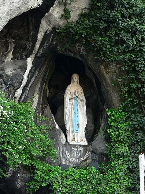 La Historia De La Virgen De Lourdes