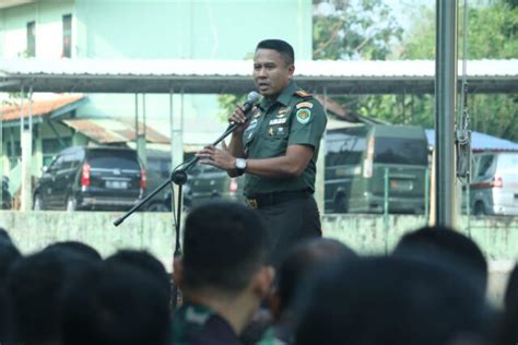 Awali Tugasnya Dandim Serang Berikan Jam Komandan Kepada Seluruh