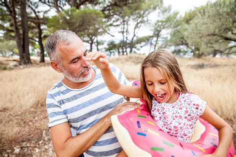 쾌활 한 아버지와 딸 해변 길을 즐길 수 2명에 대한 스톡 사진 및 기타 이미지 2명 가족 남자 Istock