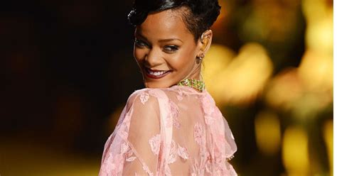 Rihanna Son Show Victoriass Secret En Lingerie Sexy Photos