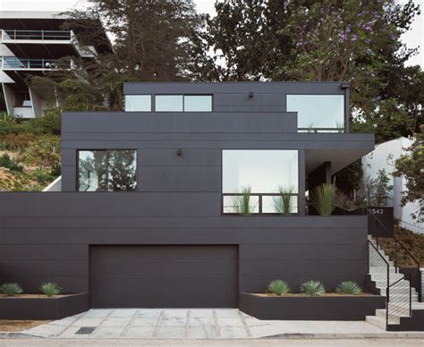 A modern house with a black exterior - Blog | Blue Brown