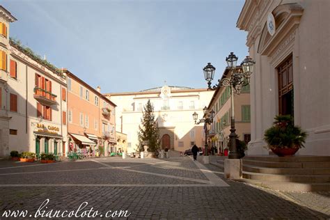 Кастель Гандольфо (Castel Gandolfo): летняя резиденция пап. Лацио. Италия.