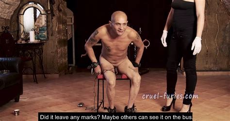 Heiße blonde Herrin bekommt ihren Sklaven gefesselt xHamster