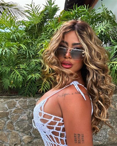 Rafaella Santos Curte Viagem Relaxante E Exibe Chap Us De Praia Luxuosos