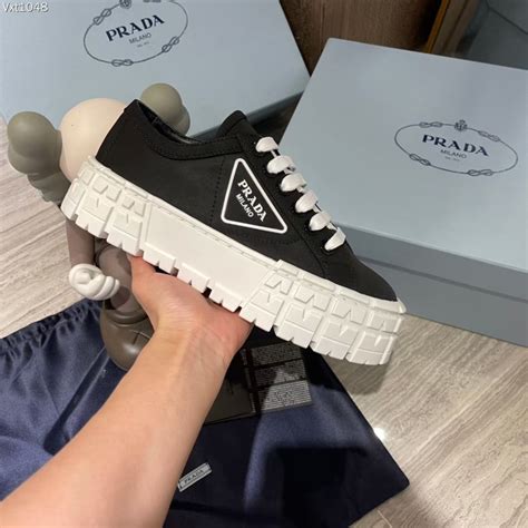 Кроссовки на высокой платформе, черные Prada модель 2020 года ...