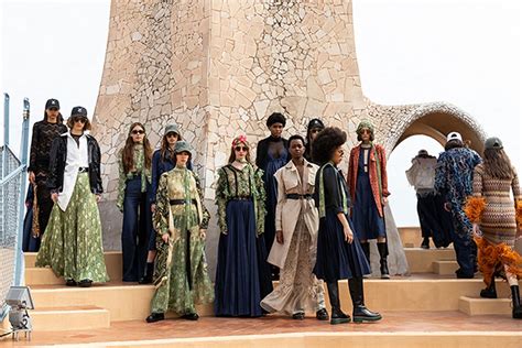 La Moda Catalana Se Luce En La Pedrera Escenario Del Gente El Pa S