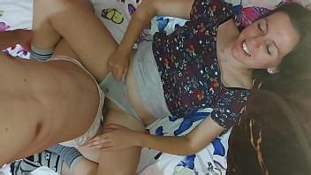 Hermanastra juega con la polla de su hermanastro y le hace follar su apretado coño XVIDEOS