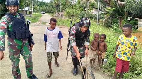 Satgas Yonif Kk Tebar Kebaikan Bersama Anak Anak Kampung Yuruf