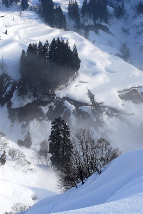 棚田は雪の下（新潟県長岡市川口峠） 越後長岡発／建築・風景写真