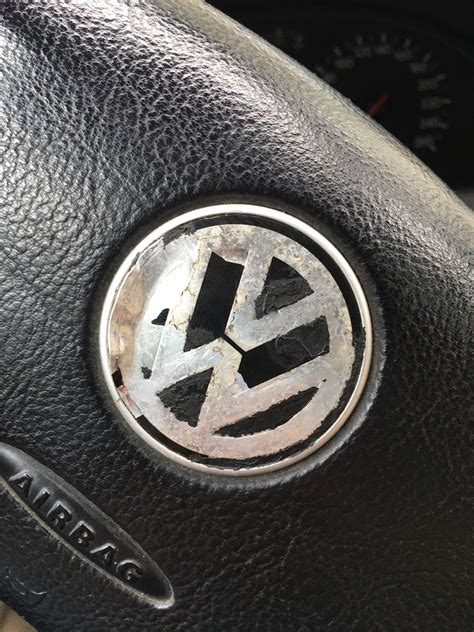 Эмблема VW на руле — Volkswagen Passat Variant (B5), 1,8 л, 1998 года ...