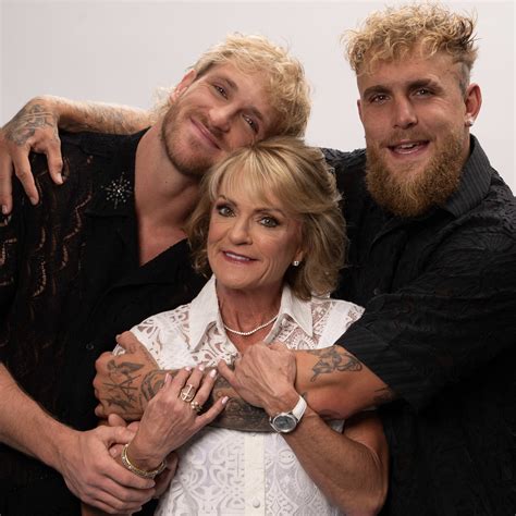 Iconic '90s Actress, 62, Drops Jaws With Natural Aging Beauty - Parade