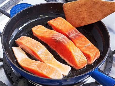 Lachs Braten So Wird Der Fisch Perfekt Lachs Braten Lachs Richtig