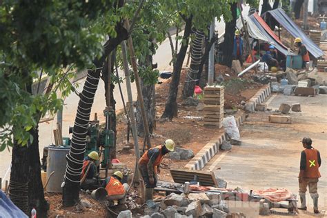 Foto Pembangunan LRT Jakarta Fase 1B Velodrome Manggarai Mulai