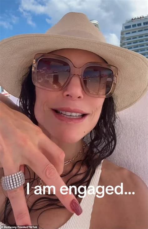 Bethenny Frankel 54 Flaunts Washboard Abs In Colorful Bikini On Miami Beach Daily Mail Online