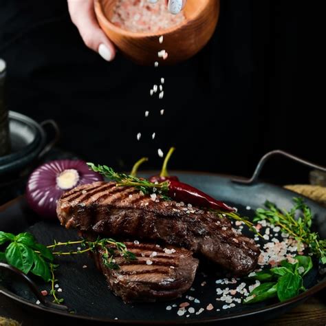 Filete De Ternera A La Parrilla Con Hierbas De Romero Y Especias En Una