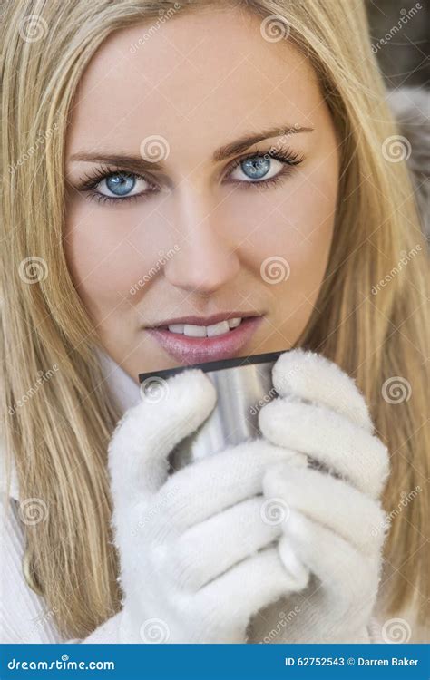 Femme Blonde Dans Les Gants Buvant La Boisson Chaude Image Stock Image Du Attrayant Mod Le