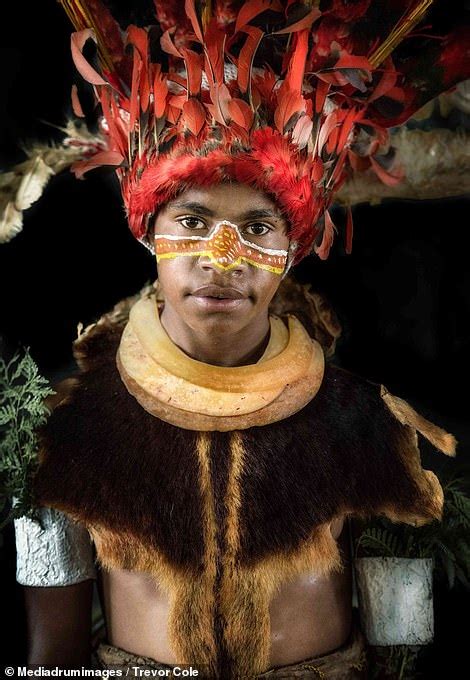 Papua New Guinea tribesmen cover their faces in colourful dye - ReadSector