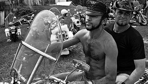 Fotos Registradas Por Sylvan Rand Mostram Um Clube De Motociclistas Gay Nos Anos De