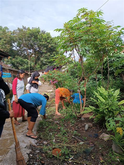 Giat Pagi Gotong Royong Bersih Sampah Ibu Ibu Rt Bulan Februari