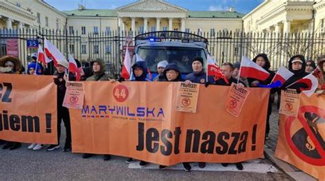 Warszawa Handlarze z Marywilskiej protestują przed ratuszem nie stać