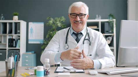 Homme Supérieur De Médecin Gay Touchant Des Verres Souriant à Regarder La Caméra Dans La