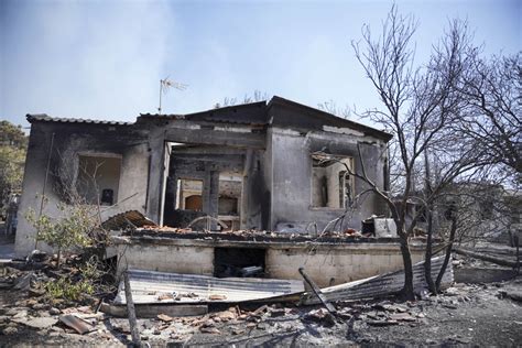 La Grèce combat trois incendies de forêt La Presse