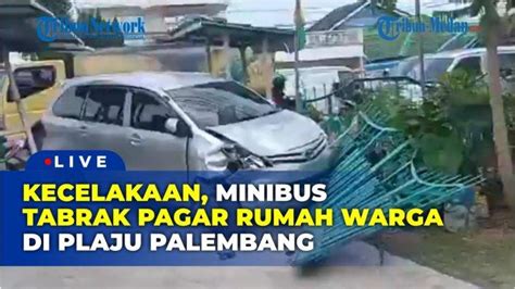 Diduga Alami Pecah Ban Avanza Tabrak Pagar Rumah Warga Di Plaju