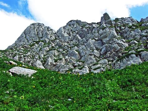 Piedras Y Rocas De La Cordillera De Alpstein Foto De Archivo Imagen