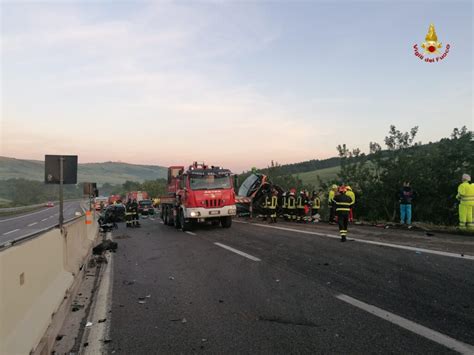 A Tragico Incidente Bus Finisce In Una Scarpata Un Morto E