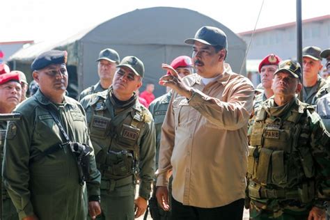 Maduro Zeigt Sich Demonstrativ Bei Armeeübung