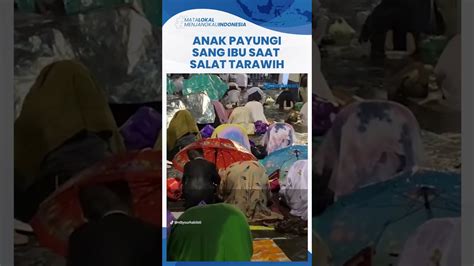 Video Momen Haru Bocah Laki Laki Payungi Sang Ibu Saat Salat Tarawih Di