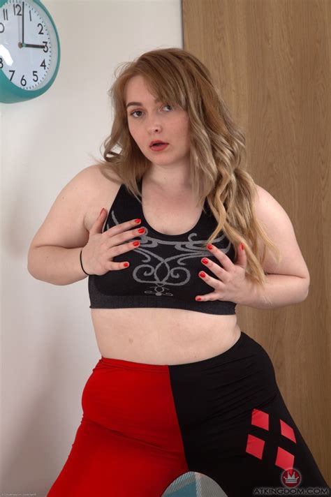 Chubby Amateur Cameron Strips Naked Spreads Her Fat Hairy Pussy Wide CoedCherry