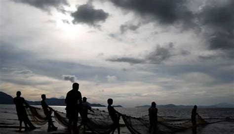 Nelayan Tradisional Menarik Pukat Pantee Di Pantai Wisata Alue Naga