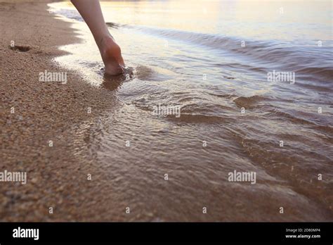 Textura Del Fondo Huellas De Los Pies En La Arena Cerca Del Agua En