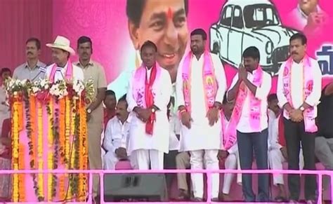 Kcr On Stage With 4 Telangana Mlas Who Alleged Poaching Bid Attacks Bjp