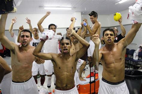 Curtinha jogadores do Joinville fazem a festa no vestiário após o