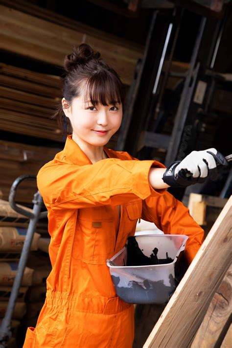 Ăn mặc phong phanh làm việc ở xưởng cơ khí hot girl xinh đẹp khiến CĐM thương cảm tấp nập tìm