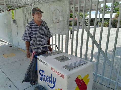 A Os Deleitando A Colimenses Con Ricas Paletas De Hielo