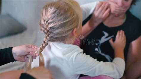 Deux Mères Lesbiennes Se Retrouvent Avec Leur Fille Sur Le Canapé à La