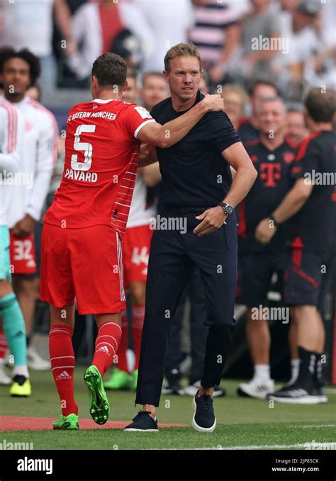 Trainer Julian Nagelsmann von Bayern München jubelt Ÿber den Treffer