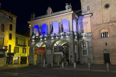 Il Bianco E Il Blu Illuminano Il Loggione Di Palazzo Broletto Comune