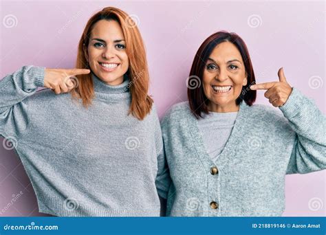 Madre E Hija Latina Con Ropa Casual Sonriendo Alegre Mostrando Y Señalando Con Los Dedos Dientes
