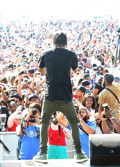 Police Fire Tear Gas At Ticketless Fans At Hot Summer Jam Concert Daily Mail Online