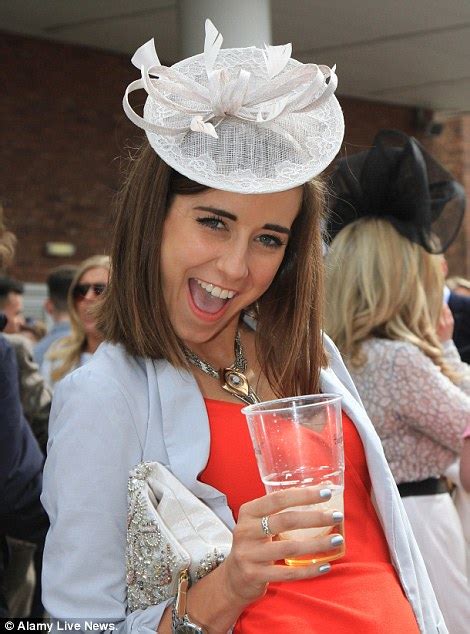 Grand National 2016’s Aintree Ladies Day Sees Racegoers Put On A Stylish Display Daily Mail Online