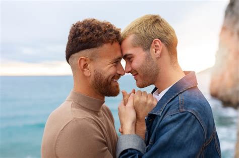Carinhoso casal gay passando tempo na praia juntos Foto Grátis