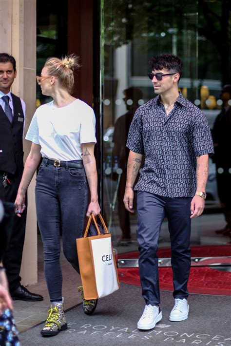 Photo Sophie Turner et son mari Joe Jonas sortent de leur hôtel Le