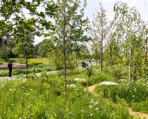 Commuter Guide and Station Details for Brent Cross 16